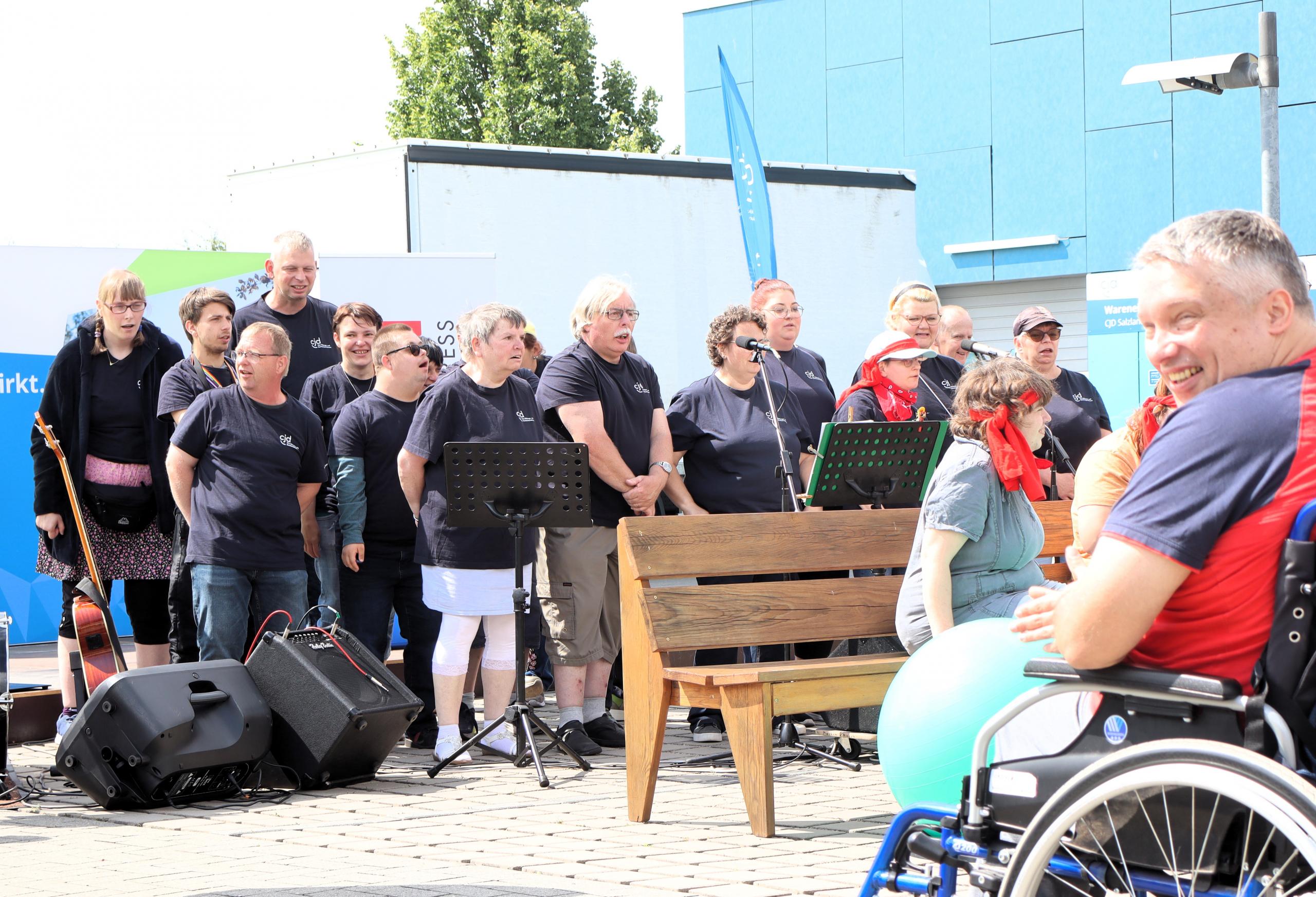 Der Chor der Salzland-Werkstätten sorgte für gute Stimmung. © Stadt Schönebeck (Elbe) Der Chor der Salzland-Werkstätten sorgte für gute Stimmung. © Stadt Schönebeck (Elbe)