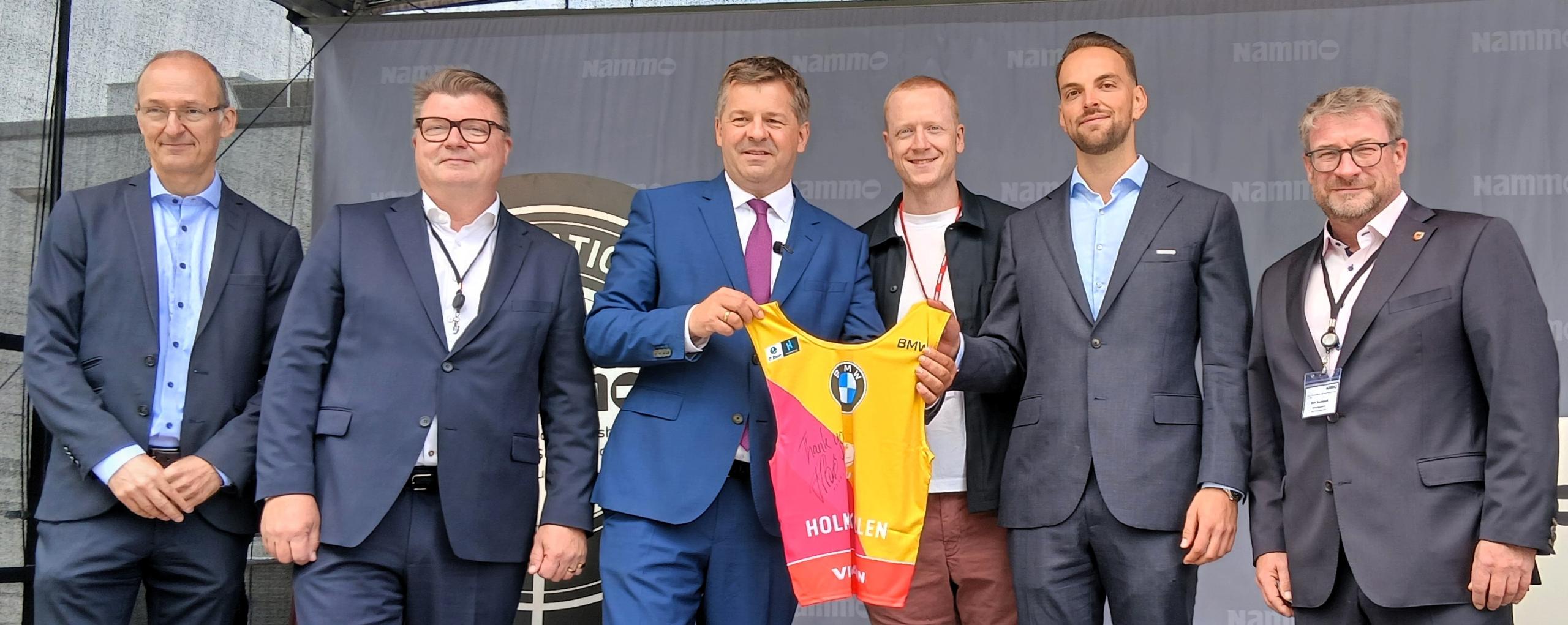 Waren bei der Einweihung dabei (v.l.): Dr. Robert Franke, Geschäftsführer IMG Sachsen-Anhalt, Raimo Helasmäki, Vertreter Nammo, Sachsen-Anhalts Ministerpräsident Sven Schulze, Johannes Thingens Bø (Norwegen), mehrfacher Olympiasieger im Biathlon, und Oberbürgermeister Bert Knoblauch. © Stadt Schönebeck (Elbe) Waren bei der Einweihung dabei (v.l.): Dr. Robert Franke, Geschäftsführer IMG Sachsen-Anhalt, Raimo Helasmäki, Vertreter Nammo, Sachsen-Anhalts Ministerpräsident Sven Schulze, Johannes Thingens Bø (Norwegen), mehrfacher Olympiasieger im Biathlon, und Oberbürgermeister Bert Knoblauch. © Stadt Schönebeck (Elbe)