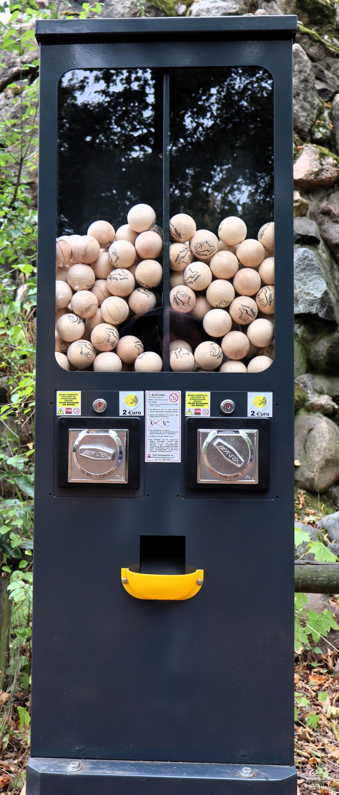 Für 2 Euro kann man sich am Automaten eine Kugel ziehen und sie anschließend auf der Murmelbahn rollen lassen. © Stadt Schönebeck (Elbe) Für 2 Euro kann man sich am Automaten eine Kugel ziehen und sie anschließend auf der Murmelbahn rollen lassen. © Stadt Schönebeck (Elbe)