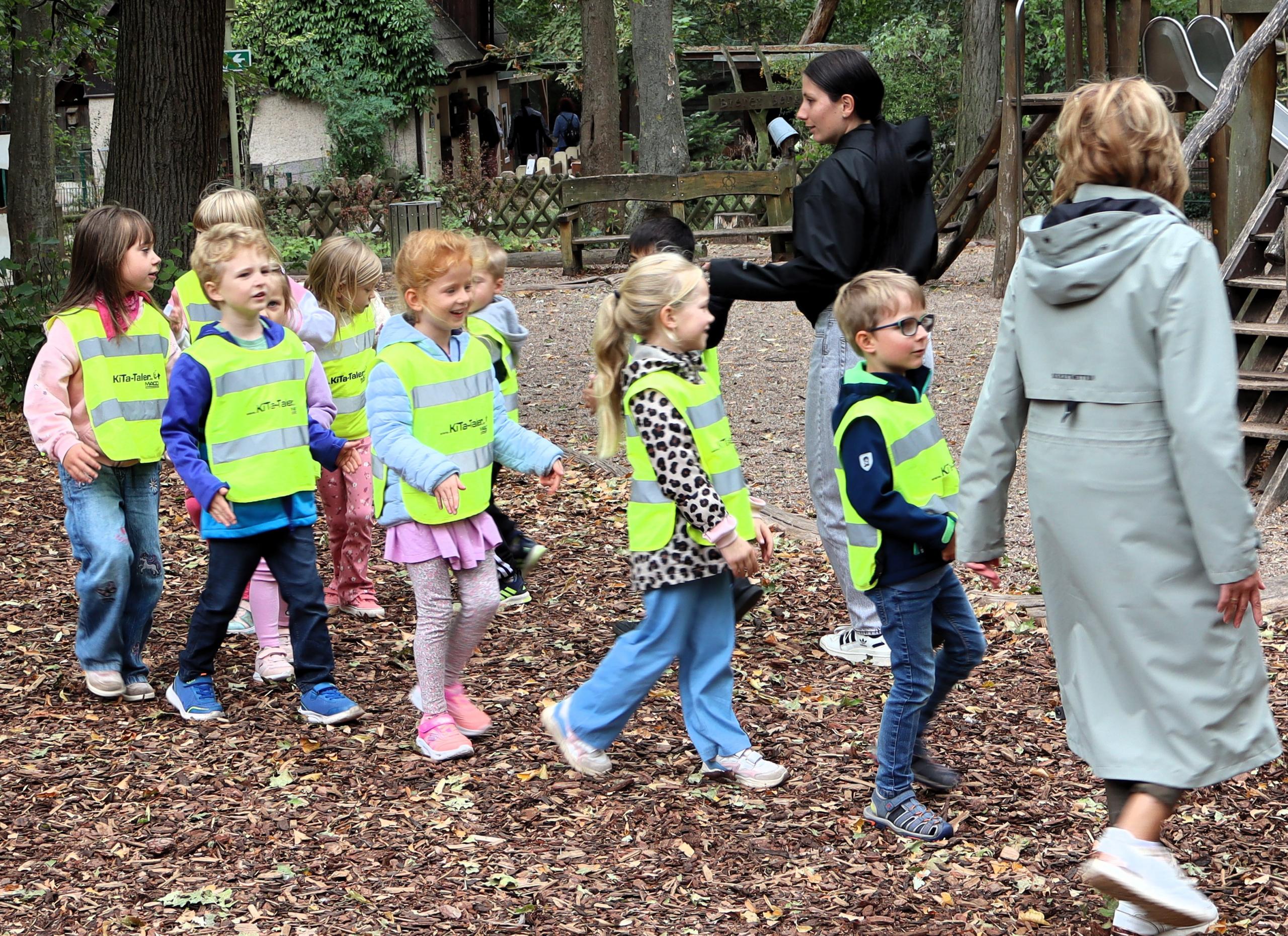 Die Kinder der Kita Schlupfwinkel führten ein kleines Programm auf. © Stadt Schönebeck (Elbe) Die Kinder der Kita Schlupfwinkel führten ein kleines Programm auf. © Stadt Schönebeck (Elbe)