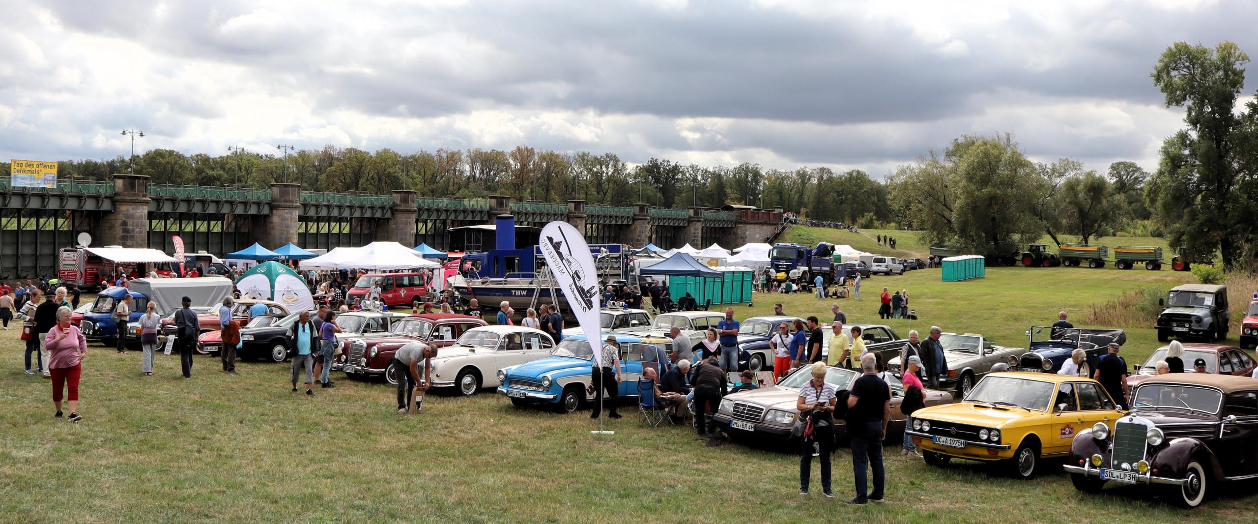 Oldtimer-Freunde beim Familienfest. © Stadt Schönebeck (Elbe) Oldtimer-Freunde beim Familienfest. © Stadt Schönebeck (Elbe)