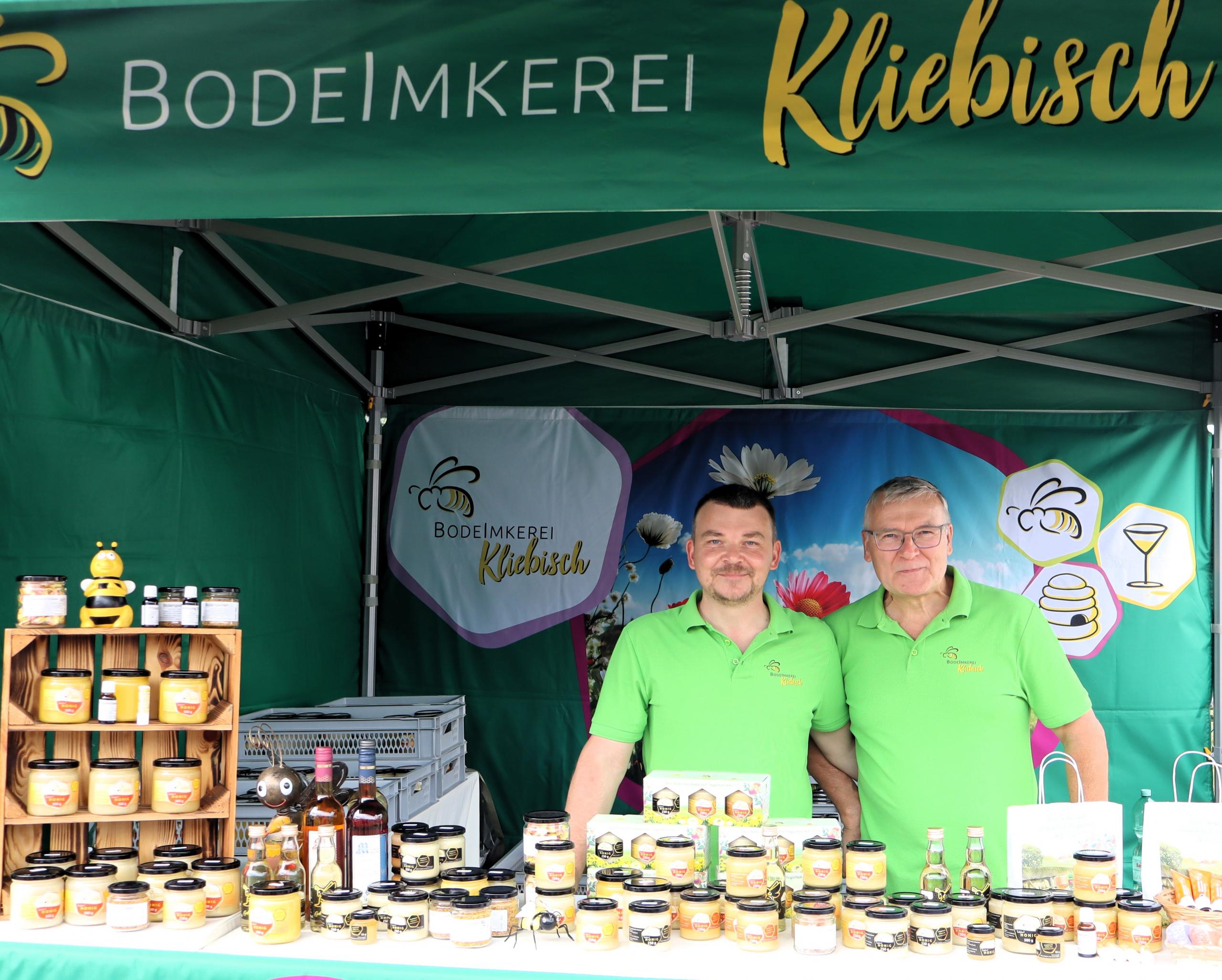 Klaus Kliebisch (r.) und Alexander Kliebisch von der Bördeimkerei. © Stadt Schönebeck (Elbe) Klaus Kliebisch (r.) und Alexander Kliebisch von der Bördeimkerei. © Stadt Schönebeck (Elbe)