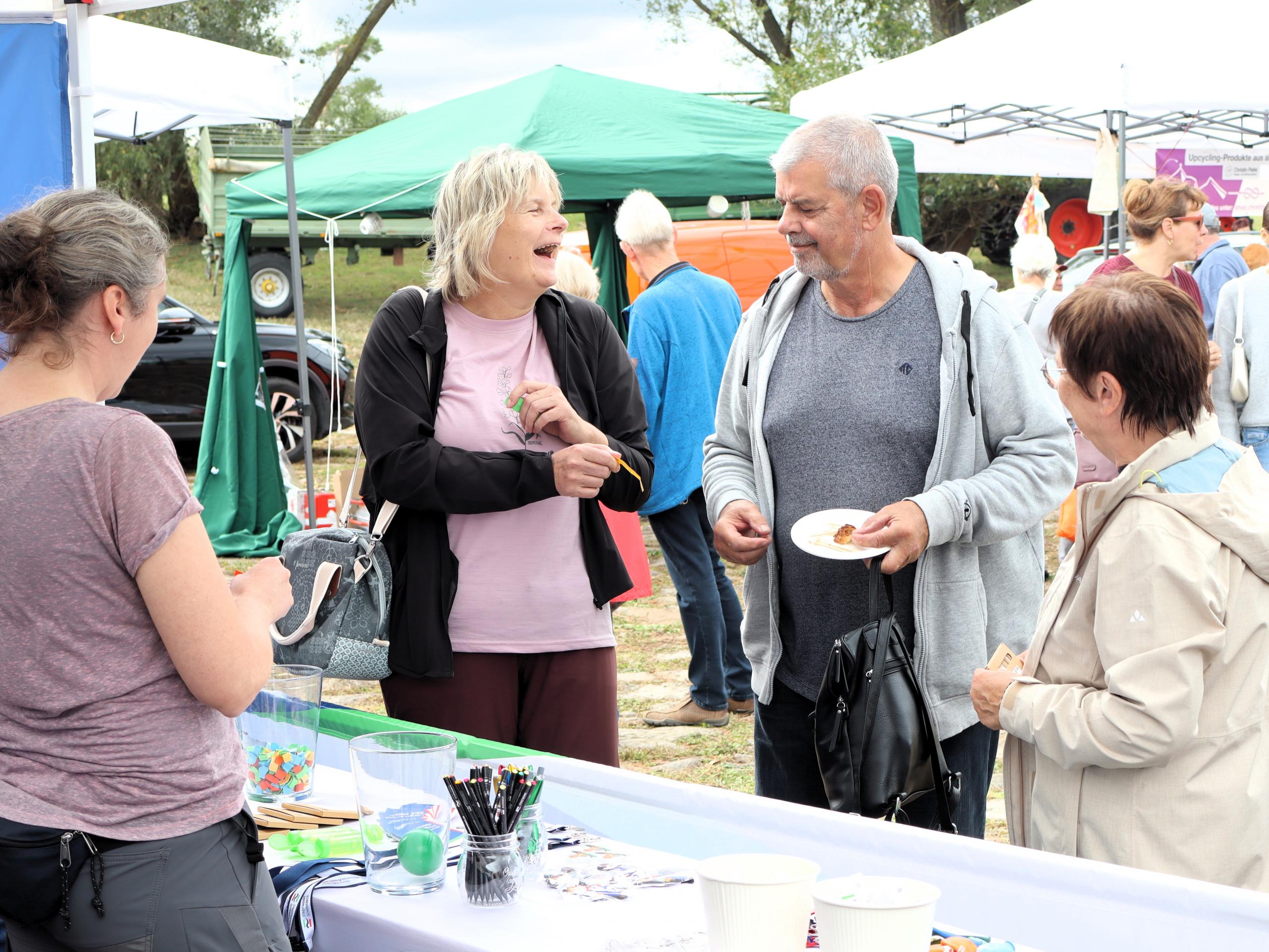 Spaß bei den Tombola-Losen. © Stadt Schönebeck (Elbe) Spaß bei den Tombola-Losen. © Stadt Schönebeck (Elbe)