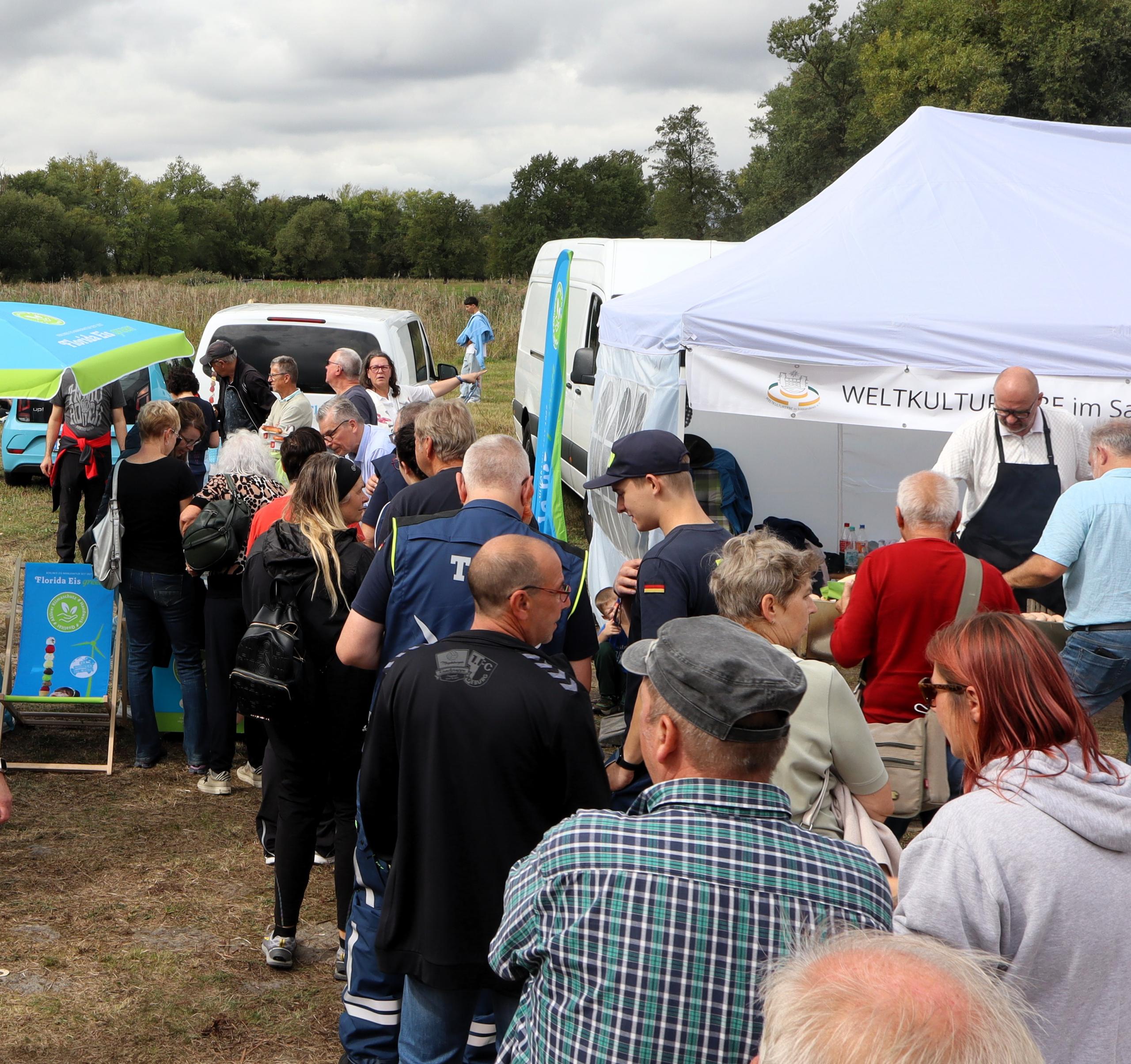 Lange Schlange am Stand von Florida Eis. © Stadt Schönebeck (Elbe) Lange Schlange am Stand von Florida Eis. © Stadt Schönebeck (Elbe)