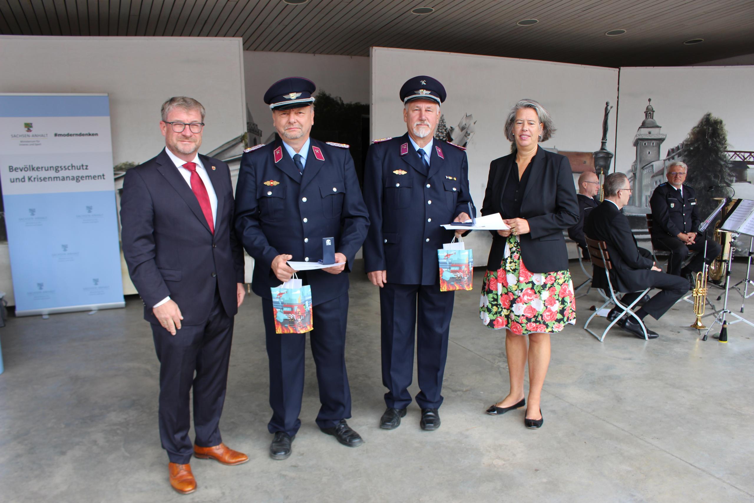 Tag der Feuerwehr 2026 in Schönebeck (Elbe) © Stadt Schönebeck (Elbe) Brandinspektor Uwe Tandler – Freiwillige Feuerwehr Schönebeck und Hauptbrandmeister Bernd Krüger – Freiwillige Feuerwehr Schönebeck © Stadt Schönebeck (Elbe)