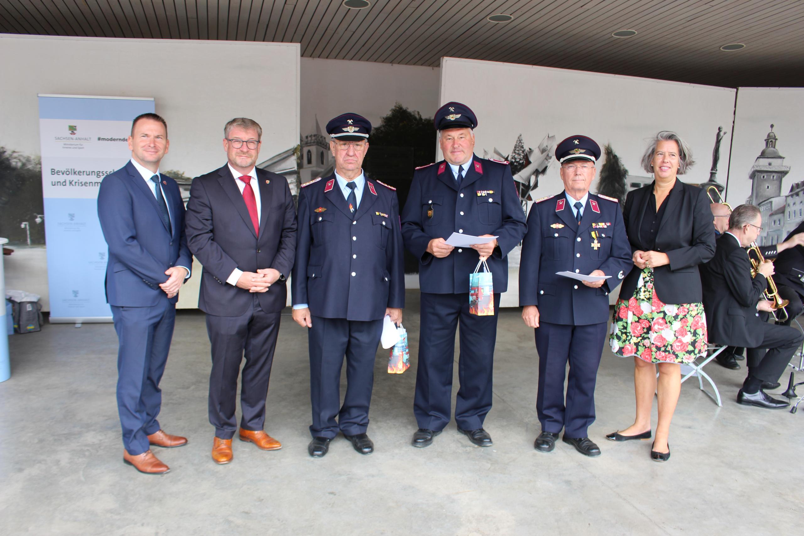 Tag der Feuerwehr 2026 in Schönebeck (Elbe) © Stadt Schönebeck (Elbe) Hauptbrandmeister Ronald Mühlsiegel – Freiwillige Feuerwehr Schönebeck und Löschmeister Jens Müller – Freiwillige Feuerwehr Schönebeck Hauptbrandmeister und Henning Helmecke – Ortsfeuerwehr Zuckerdorf Klein Wanzleben © Stadt Schönebeck (Elbe)