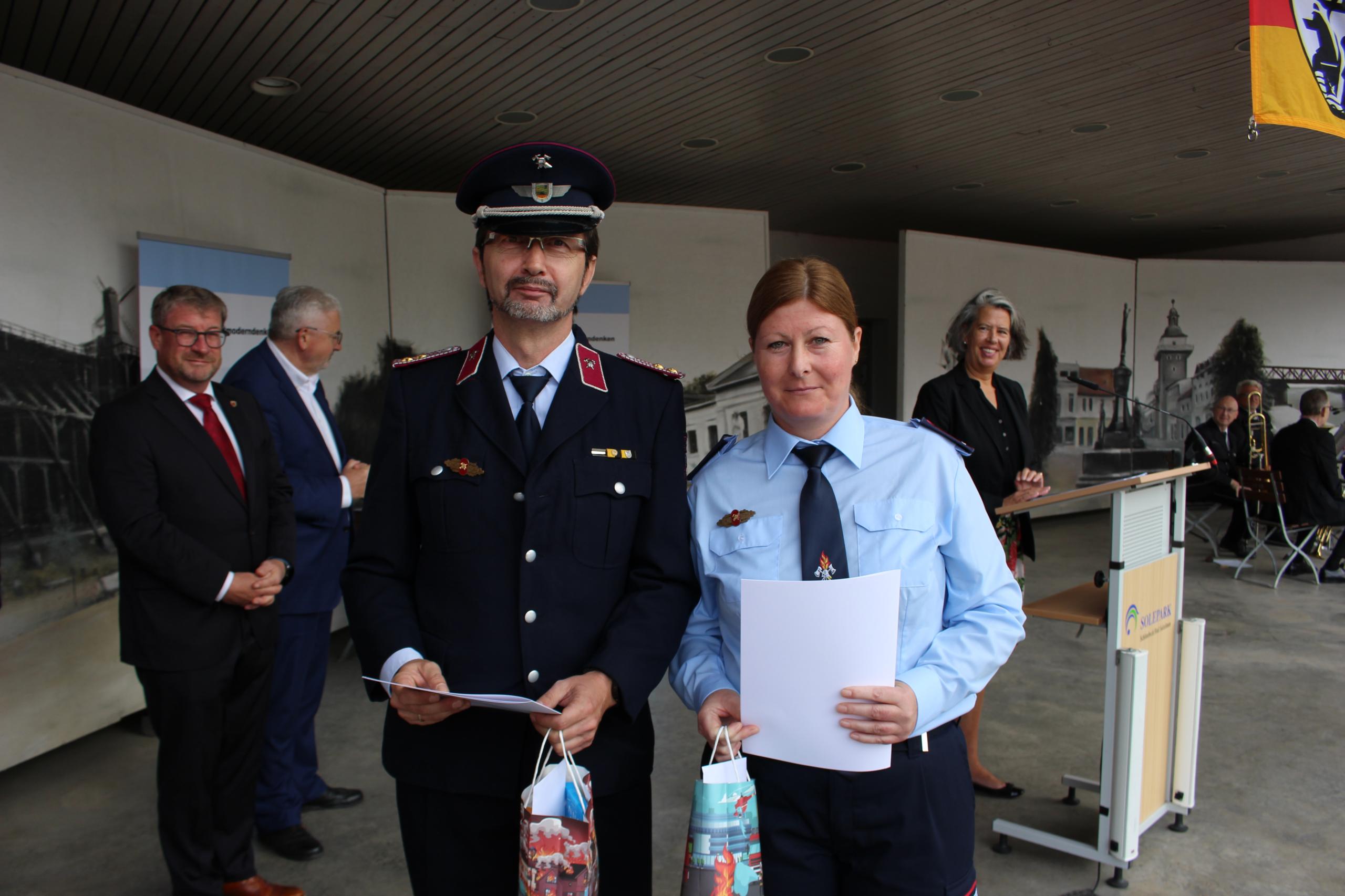 Tag der Feuerwehr 2026 in Schönebeck (Elbe) © Stadt Schönebeck (Elbe) Oberbrandmeister und Roy Ehrhardt – Freiwillige Feuerwehr Schönebeck und Feuerwehrfrau Dana Düring – Freiwillige Feuerwehr Schönebeck © Stadt Schönebeck (Elbe)