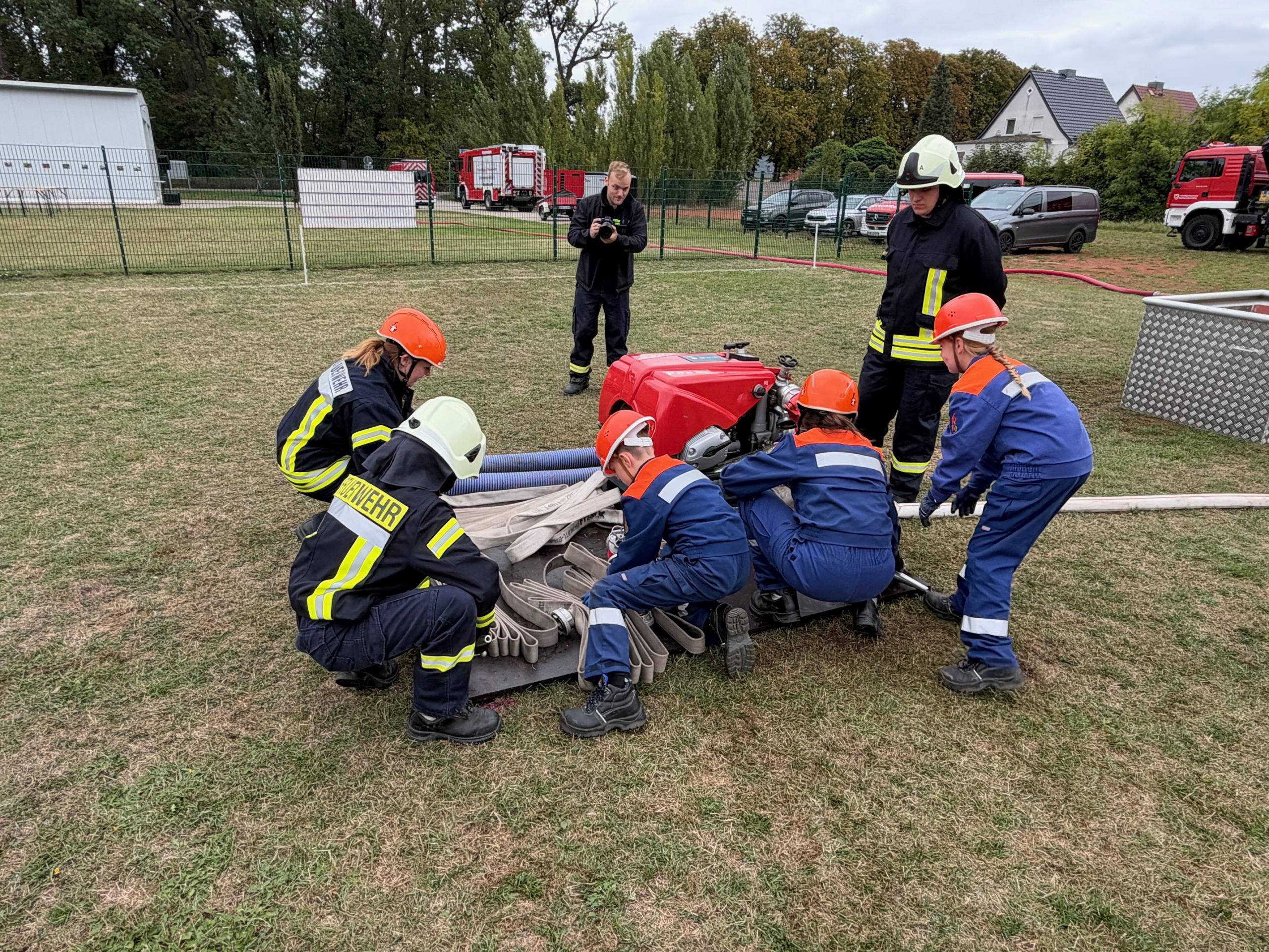 Wettkampf der Jugendfeuerwehren im Löschangriff nass. © Stadt Schönebeck (Elbe) Wettkampf der Jugendfeuerwehren im Löschangriff nass. © Stadt Schönebeck (Elbe)