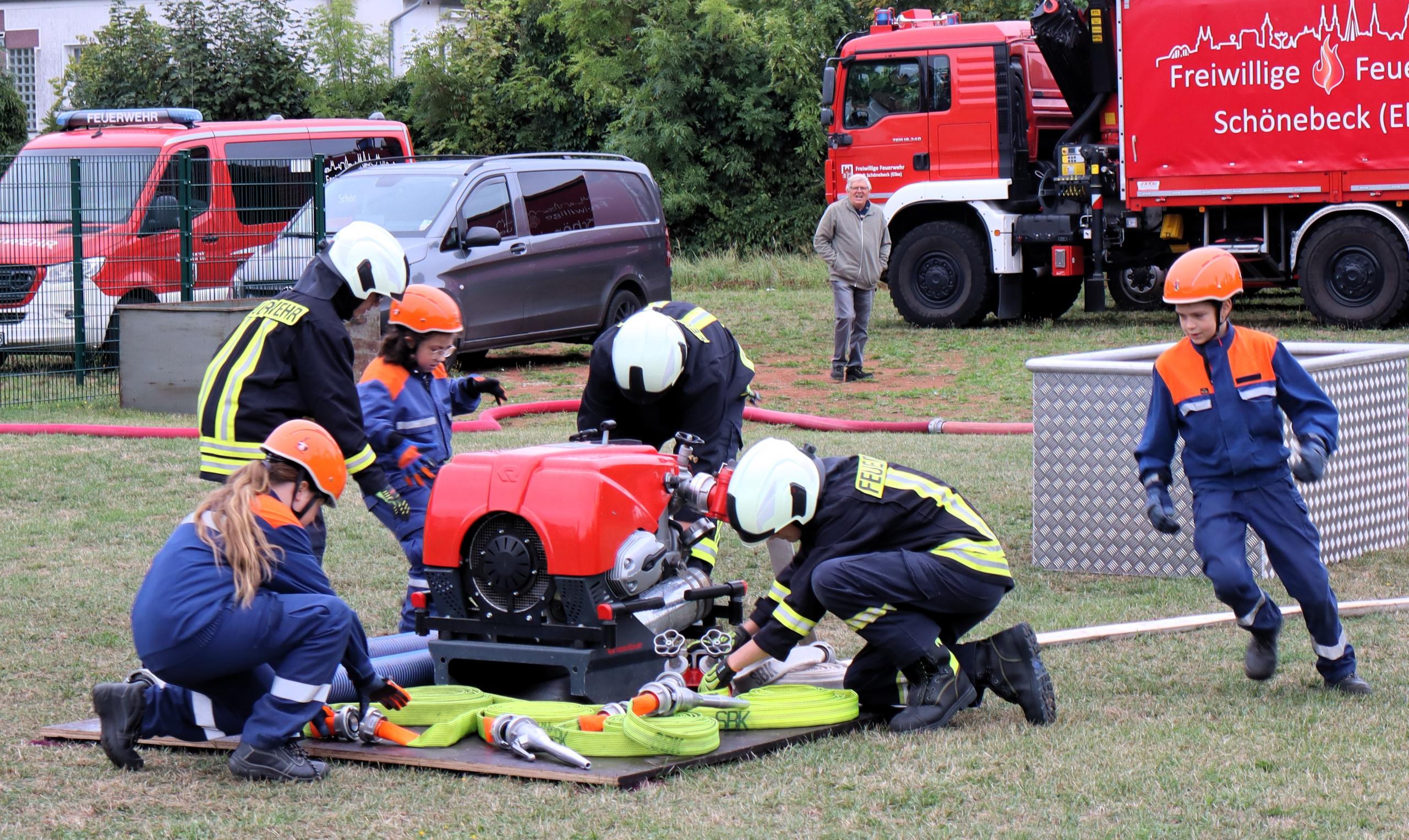 Wettkampf der Jugendfeuerwehren im Löschangriff nass. © Stadt Schönebeck (Elbe) Wettkampf der Jugendfeuerwehren im Löschangriff nass. © Stadt Schönebeck (Elbe)