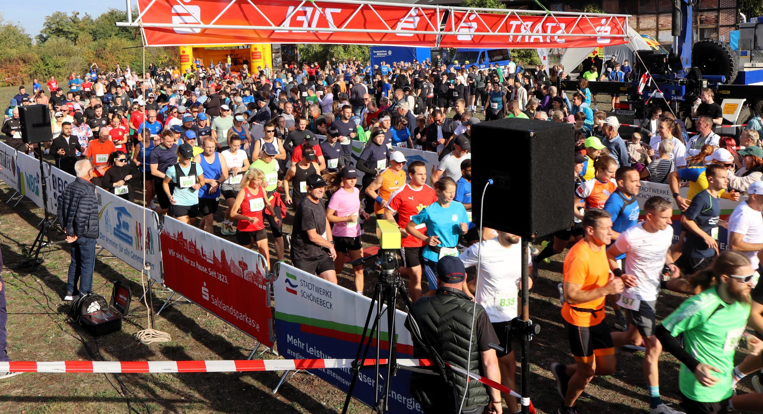 Start für die Läufer über 13,74 Kilometer. © Stadt Schönebeck (Elbe) Start für die Läufer über 13,74 Kilometer. © Stadt Schönebeck (Elbe)