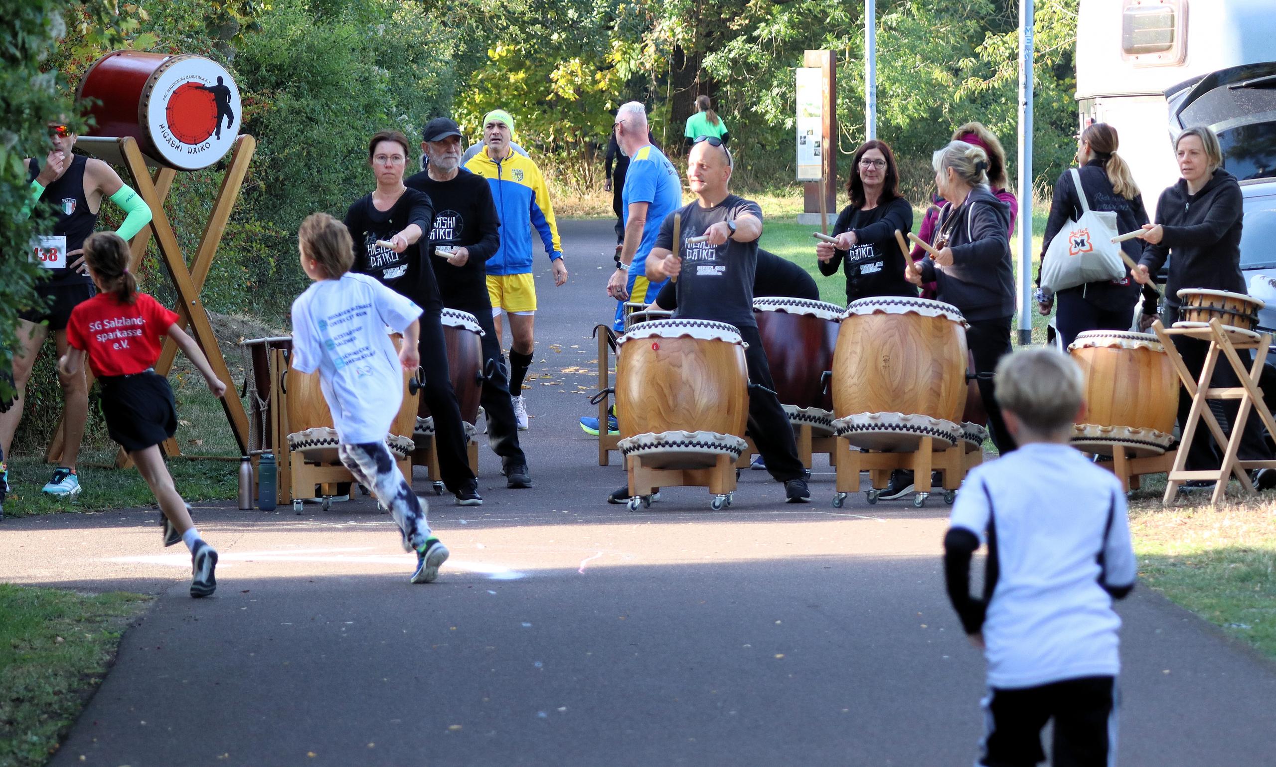 Mit rhythmischem Trommeln wurden die Läufer ins Ziel begleitet. © Stadt Schönebeck (Elbe) Mit rhythmischem Trommeln wurden die Läufer ins Ziel begleitet. © Stadt Schönebeck (Elbe)