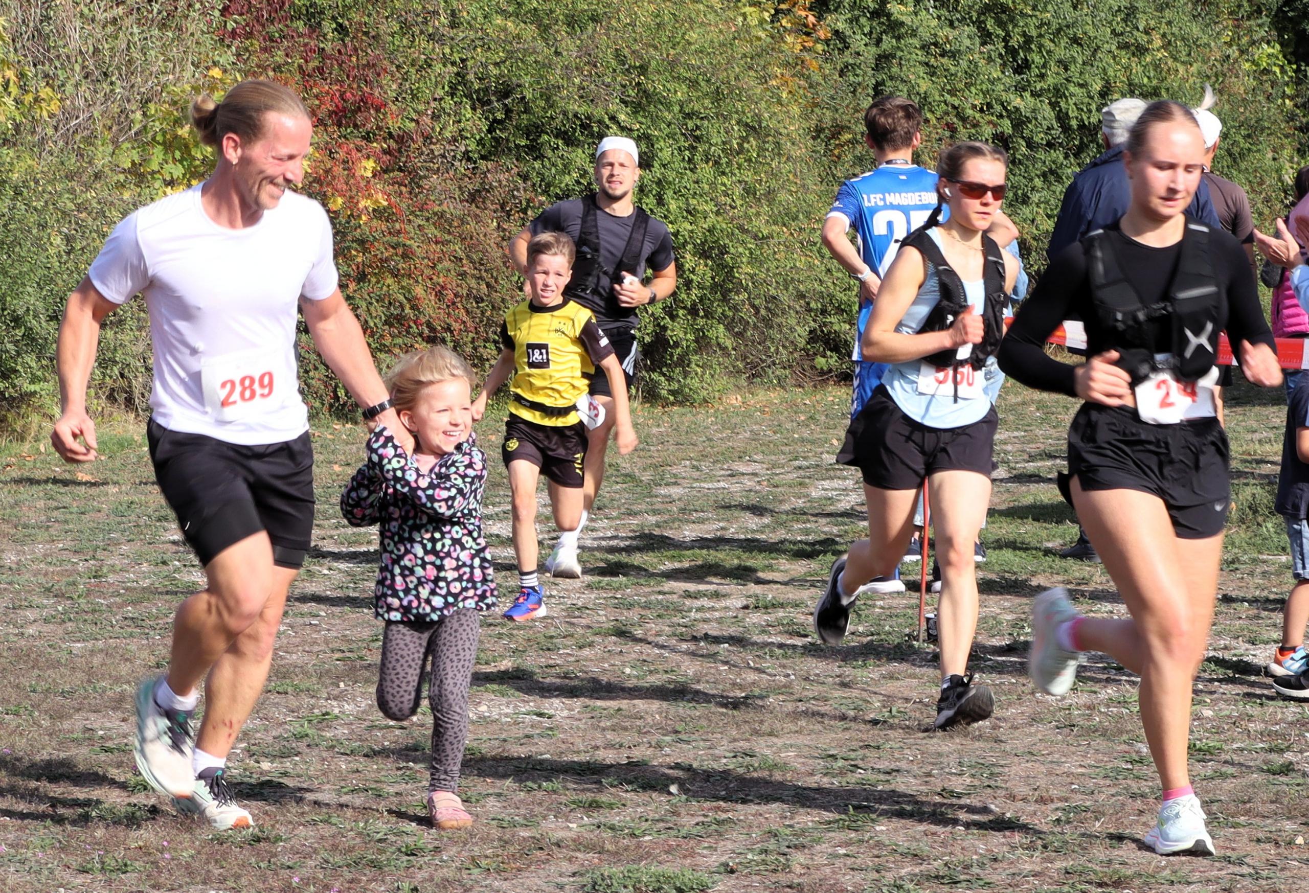 Zieleinlauf mit familiärer Unterstützung für Sebastian Heupke (Velozipeden Club Magdeburg). © Stadt Schönebeck (Elbe) Zieleinlauf mit familiärer Unterstützung für Sebastian Heupke (Velozipeden Club Magdeburg). © Stadt Schönebeck (Elbe)