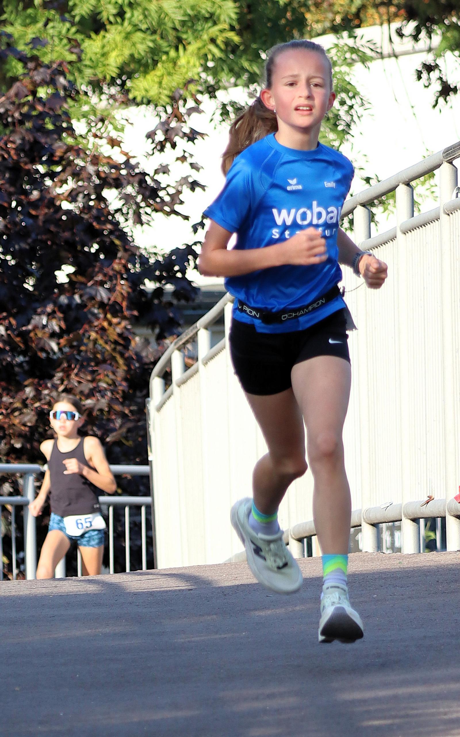 Bereits mit Vorsprung auf der Salinebrücke: Emily Siebert (Gaensefurther Sportbewegung). © Stadt Schönebeck (Elbe) Bereits mit Vorsprung auf der Salinebrücke: Emily Siebert (Gaensefurther Sportbewegung). © Stadt Schönebeck (Elbe)