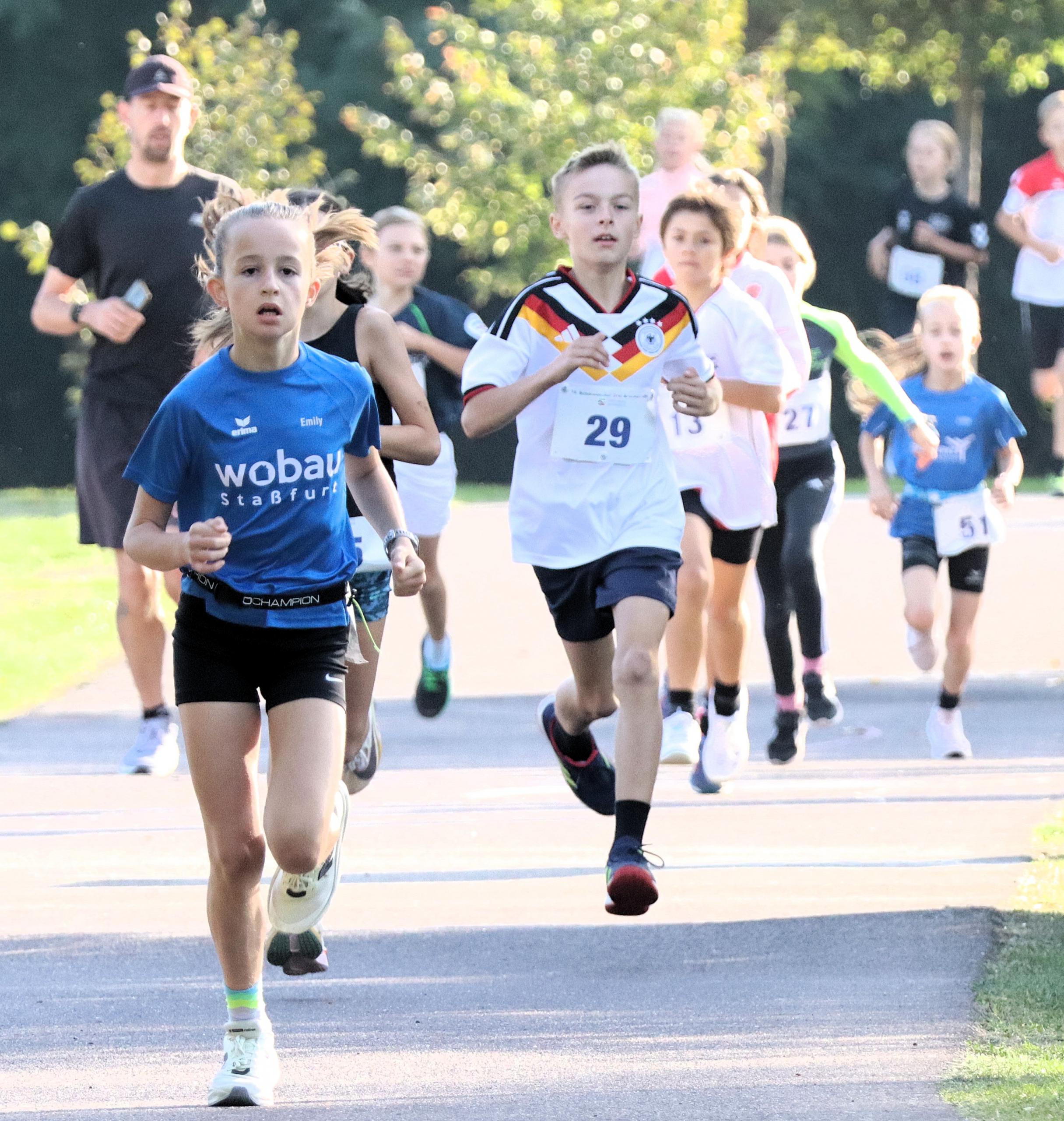 Läufer über 1,51 Kilometer mit Emily Siebert in Führung. © Stadt Schönebeck (Elbe) Läufer über 1,51 Kilometer mit Emily Siebert in Führung. © Stadt Schönebeck (Elbe)