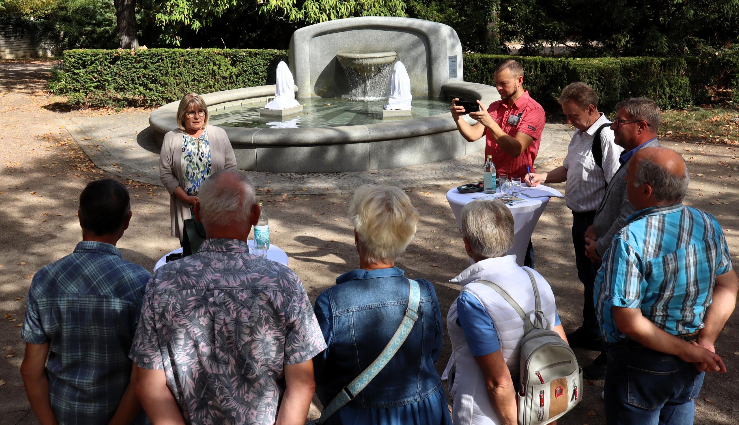 Solepark-Leiterin Sibylle Schulz erklärte den Prozess, bis die Figuren erstellt waren. © Stadt Schönebeck (Elbe) Solepark-Leiterin Sibylle Schulz erklärte den Prozess, bis die Figuren erstellt waren. © Stadt Schönebeck (Elbe)
