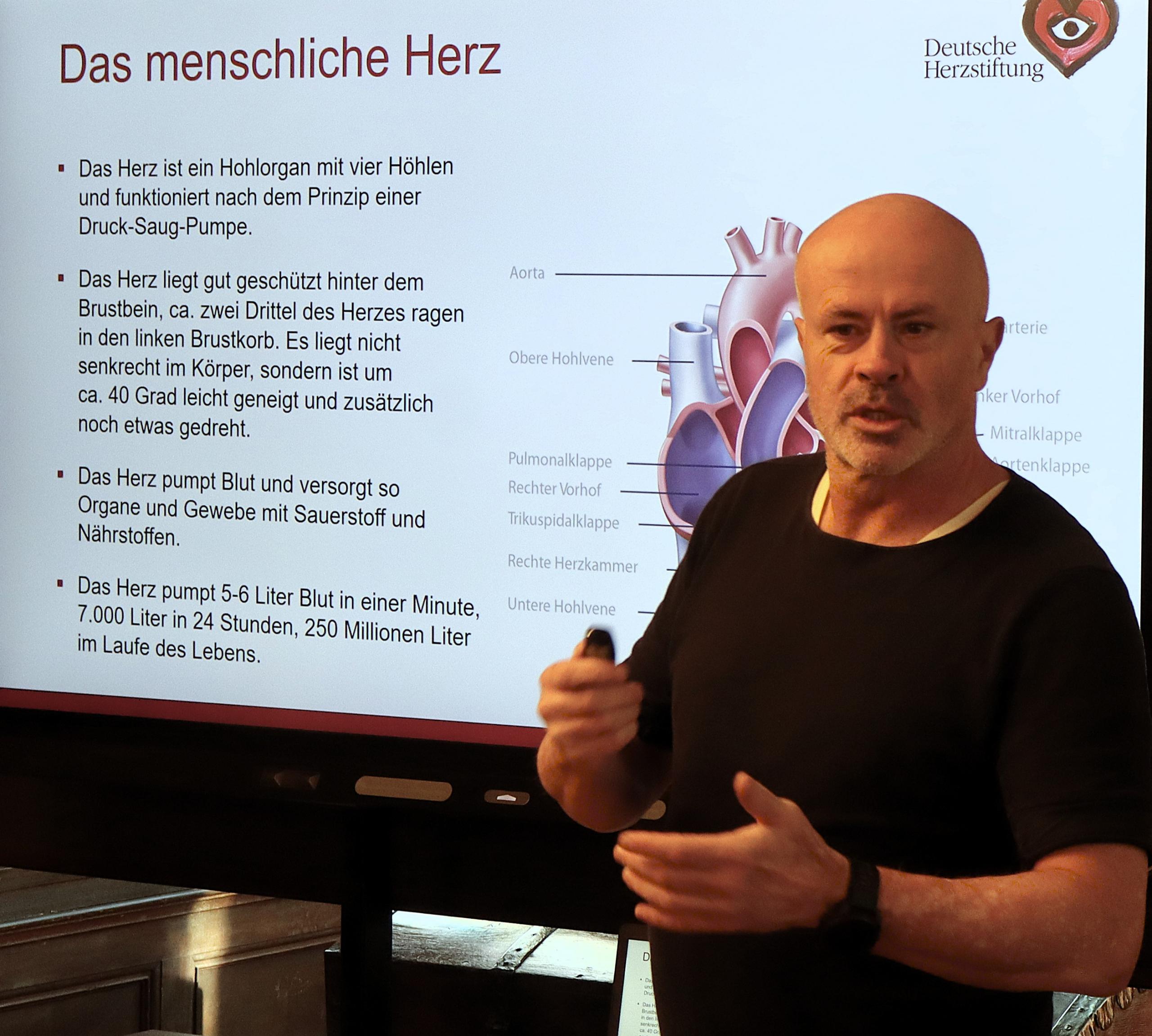 Dr. md. Karl-Heinz Binias informierte zur Herzgesundheit bei Frauen. © Stadt Schönebeck (Elbe) Dr. md. Karl-Heinz Binias informierte zur Herzgesundheit bei Frauen. © Stadt Schönebeck (Elbe)