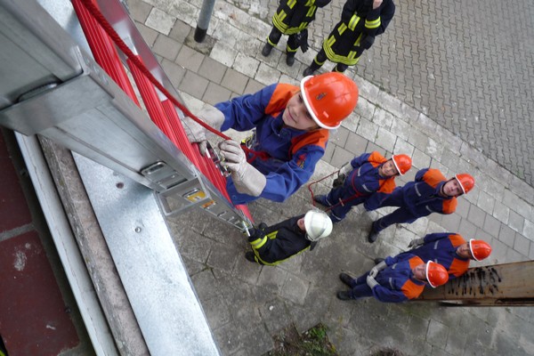gJugendfeuerwehr Montagsdienst Ausbildung mit tragbaren Leitern Schnebeck 028
