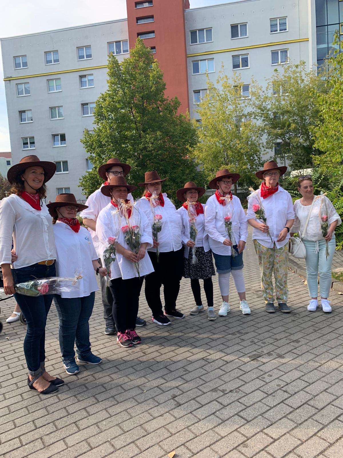 Blumen für die Mitglieder der cjd Tanzgruppe © Schönebecker Inklusionsnetzwerk