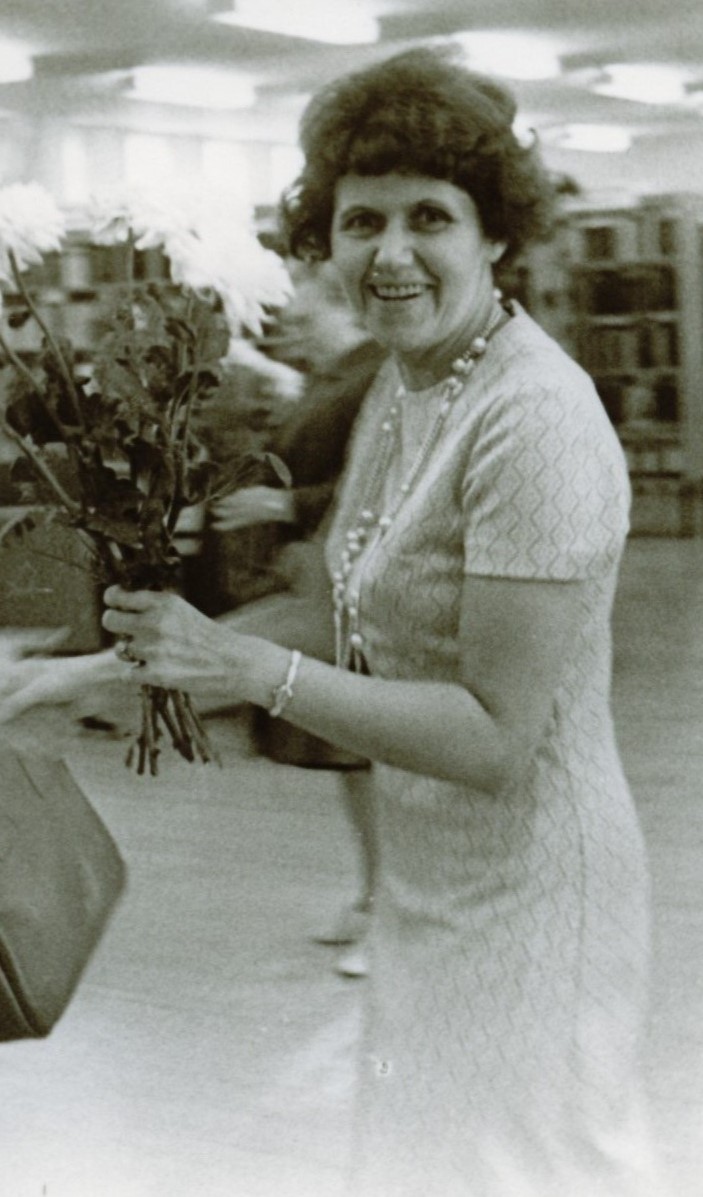 Frau Anneliese Renelt war viele Jahre Leiterin der Bibliothek. Foto Stadtbibliothek Schönebeck (Elbe) © Stadtarchiv Schönebeck (Elbe)
