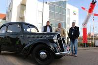 (Foto: Bert Knoblauch, Friedrich Husemann , Helmut Marx hinter einem 80 Jahre alten Skoda Popular 1100 OHV von Besitzer Stephan Spandau. © Matthias Zander