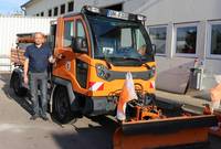 Bauhofleiter Dennis Eckert am Räumfahrzeug © Stadt Schönebeck
