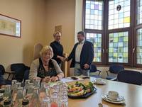 Foto: Katja Haggeney-Burmann, 1. Vorsitzende des Garbsener Vereins, begrüßt OB Bert Knoblauch © Stadt Schönebeck (Elbe)