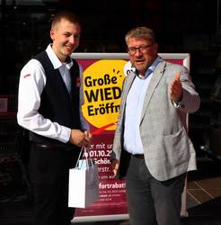 Oberbürgermeister Bert Knoblauch (r.) gratulierte Benjamin Schreck zur Eröffnung.