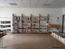Regal mit Medien in der Bibliothek.
