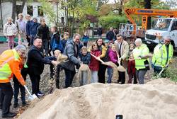 Gemeinsam mit Hortkindern der Freien Waldschule Elbenau wurde der symbolische Spatenstich vollzogen. © Stadt Schönebeck (Elbe) Gemeinsam mit Hortkindern der Freien Waldschule Elbenau wurde der symbolische Spatenstich vollzogen.