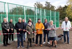 Symbolische Freigabe für den neuen Multisportplatz durch Stadträte und Stadtverwaltung. © Stadt Schönebeck (Elbe) Symbolische Freigabe für den neuen Multisportplatz durch Stadträte und Stadtverwaltung.
