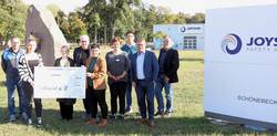 Symbolische Scheckübergabe bei Joyson Safety Systems.