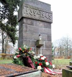 Kranzniederlegung am Mahnmal auf dem Ostfriedhof.