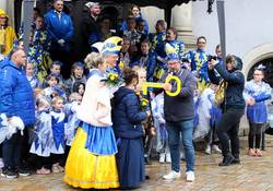 Schlüsselübergabe vor dem Rathaus.