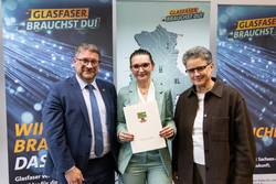 Fördermittelübergabe (v.l.): Oberbürgermeister Bert Knoblauch, Stadtwerke-Geschäftsführerin Julia Teige und Dr. Lydia Hüskens, Ministerin für Infrastruktur und Digitales.