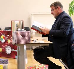 Oberbürgermeister Bert Knoblauch las unter anderem in der Grundschule "Käthe Kollwitz".