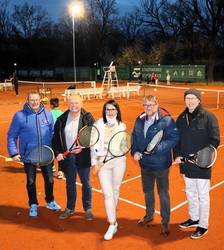 Gratulierten zu den neuen Plätzen (v.l.): Uwe Scholz, Vizepräsident Union Schönebeck, Andreas Krause, Abteilungsleiter Tennis, Stadtwerke-Geschäftsführerin Julia Teige, Oberbürgermeister Bert Knoblauch und Axel Schmidt, Präsident des Landesverbandes.