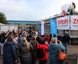 Vorbereitung des Richtspruchs und des Aufstellen des Richtbaumes.