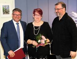 Oberbürgermeister Bert Knoblauch (l.) und Frank Schiwek vom Stadtseniorenrat zeichneten Marlis Ekrutt aus.