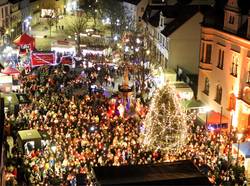 Der Marktplatz war zum Weihnachtssingen gut gefüllt.