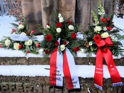 Kränze am Mahnmal Nicolaistraße zum Gedenken an die Opfer des Nationalsozialismus.