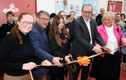 Scherenschnitt für den "FreiRaum" (v.l.): Schulleiterin Claudia Lede, Oberbürgermeister Bert Knoblauch, Schulsprecherin Angel Knoche, Landrat Markus Bauer und Angelika Wolters, schulfachliche Referentin des Landesschulamtes.