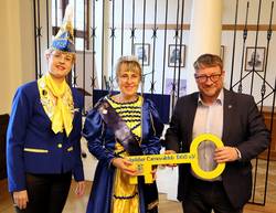 Präsidentin Sandra Kalusche und Prinzessin Iris I. geben den Schlüssel an Oberbürgermeister Bert Knoblauch zurück.