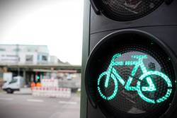 Radfahrampel und Bahnbrückental.