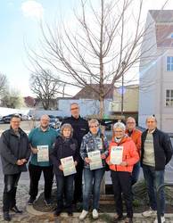 Waren bei der symbolischen Übergabe dabei (v.l.): Schönebecker stellvertretender Oberbürgermeister Uwe Scholz, Matthias Menzel, Christiane Richter, René Zander, Britta Meldau, Elke Lindemann, Frank Rüchardt und Frank Wedekind.
