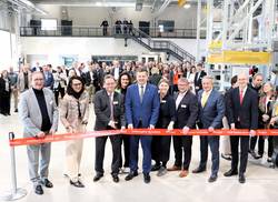 Scherenschnitt mit Ministerpräsident für die feierliche Eröffnung von Coroplast.