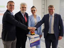 Drückten gemeinsam auf den Buzzer zum Start der Motoren (v.l.): Thomas Bolz, Armin Willingmann, Julia Teige und Bert Knoblauch.