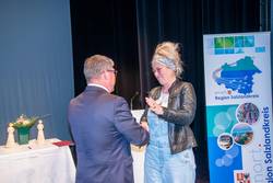 Oberbürgermeister Bert Knoblauch gratuliert Sandy Schützmannsky aus Schönebeck.