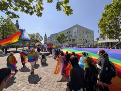 Regenbogenfahnen wehen in Schönebeck