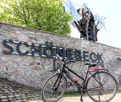 Fahrrad vor Schriftzug Schönebeck und Salzblume.