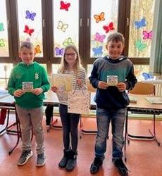 Hanna Lattki (M.) gewann beim Vorlesewettbewerb der Grundschule Plötzky. Mit auf dem Bild sind Henry und Hannes.